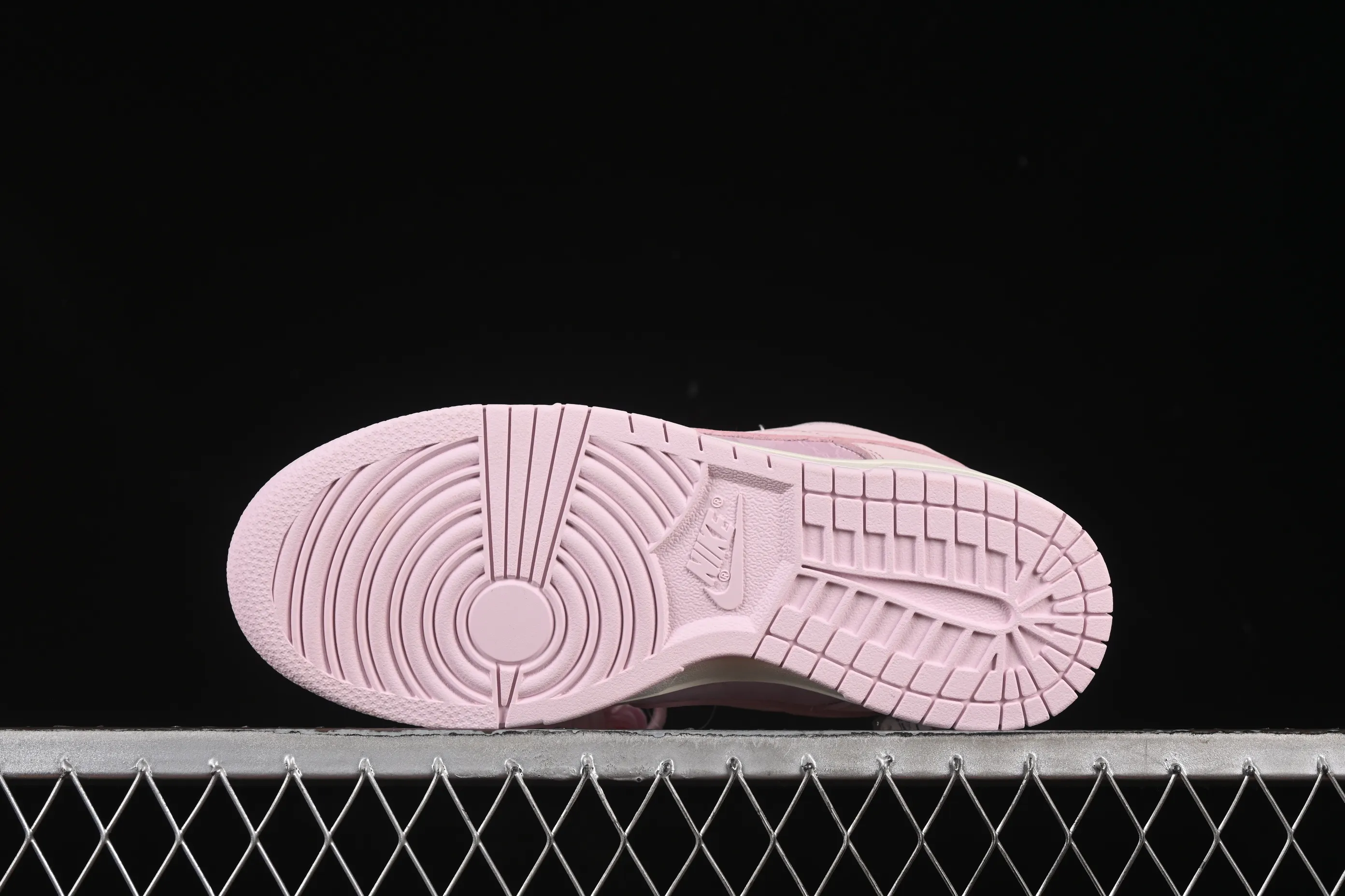All Categories Nk SB Dunk Series Nk SB Dunk Low Low-top sneakers Nike SB Dunk Low "Regal Pink" contains girly low-top casual sneakers HJ5870-600